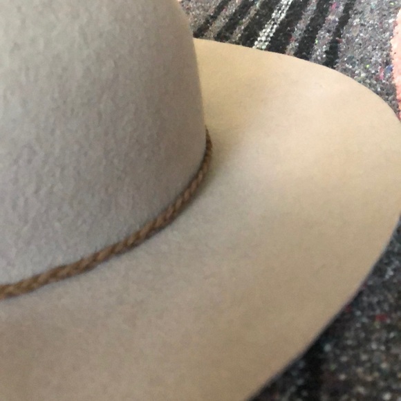 Feathers hat - Picture 3 of 3